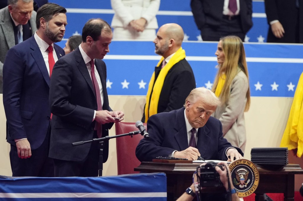 Trump comienza a firmar una gran cantidad de órdenes&nbsp;ejecutivas.