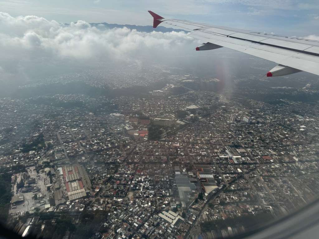 Montañas y volcanes es lo que alberga la Tierra del Quetzal.