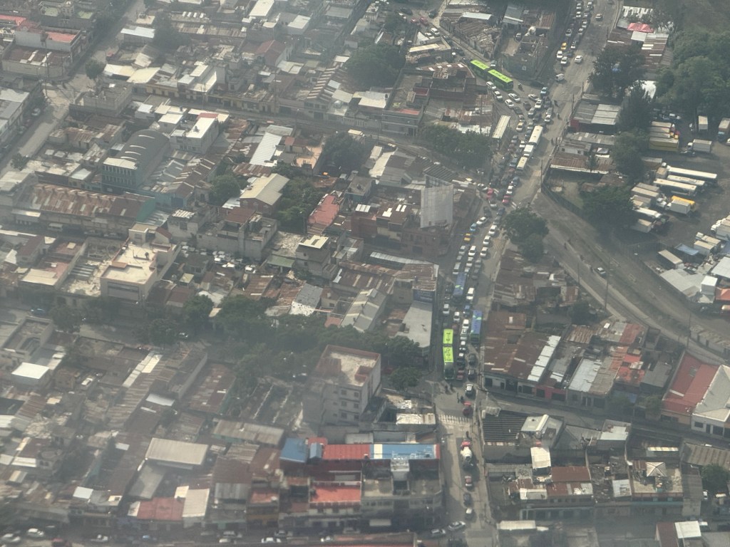Techos de lámina y el transporte llenando las calles la hacen una joya.