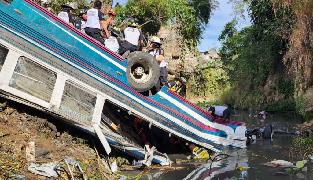Reportan 52 personas fallecidas en accidente de bus por la Calzada la Paz en&nbsp;Guatemala