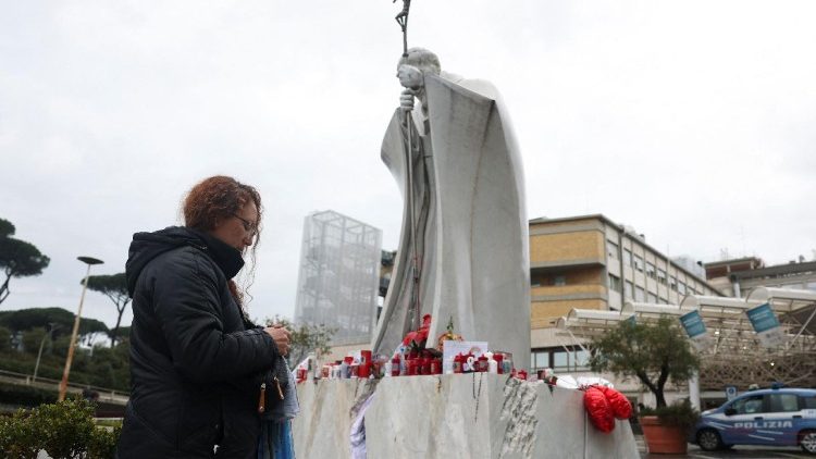 Papa Francisco cumple 13 días&nbsp;internado