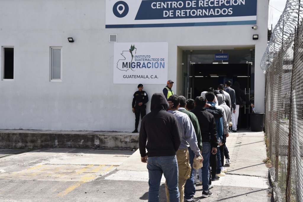Llegaron a Guatemala 64 inmigrantes deportados en un vuelo “extraordinario” desde&nbsp;Texas