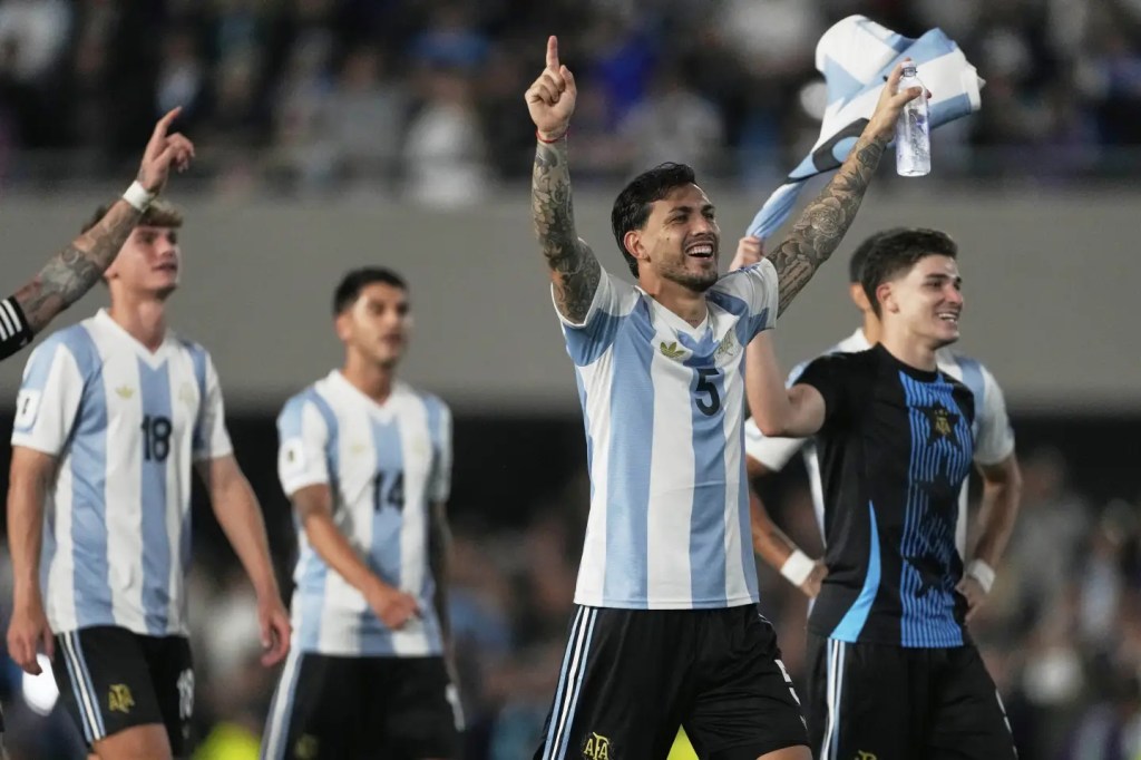 Argentina asegura un lugar en la Copa del Mundo y luego lo celebra con una victoria por 4-1 sobre el archirrival&nbsp;Brasil
