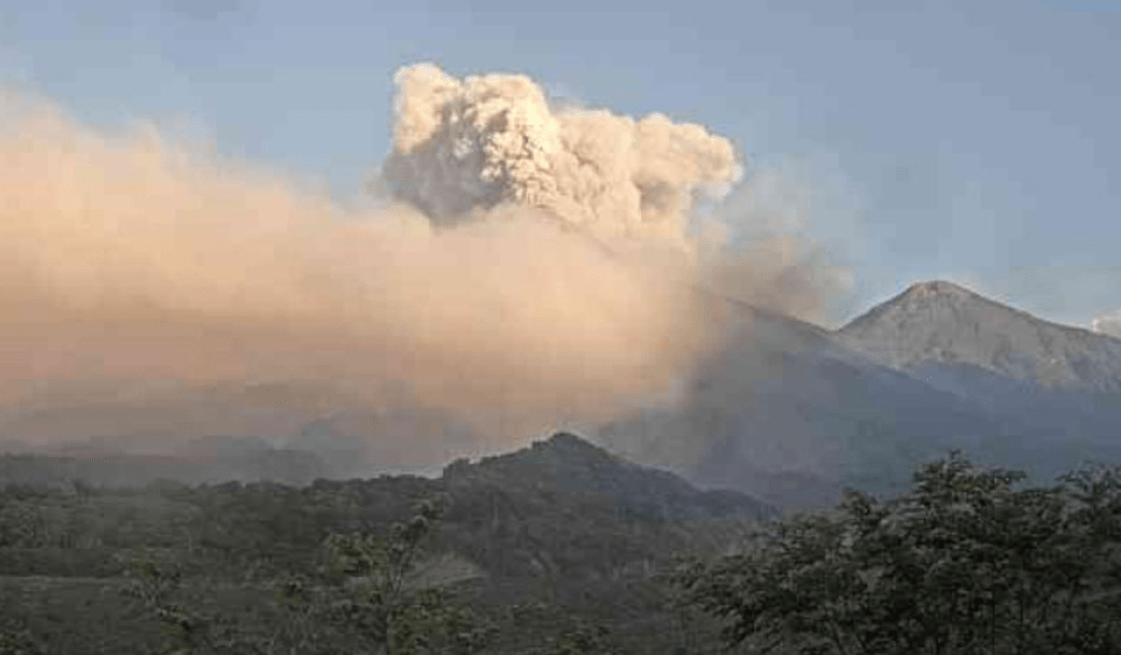 Albergan a familias por erupción del volcán de&nbsp;Fuego