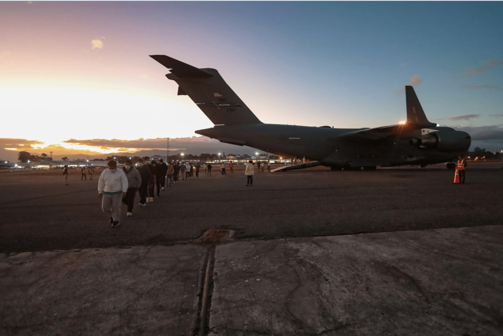 Guatemaltecos deportados afirman que lo “más terrible” es que los lleven&nbsp;encadenados