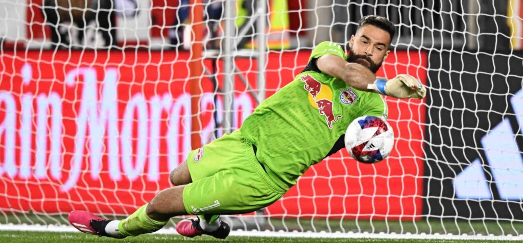 Carlos Coronel brilla con siete paradas en empate de Red&nbsp;Bulls
