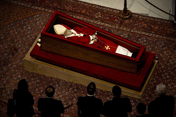 El ataúd del papa Francisco será cerrado este viernes en ceremonia&nbsp;privada
