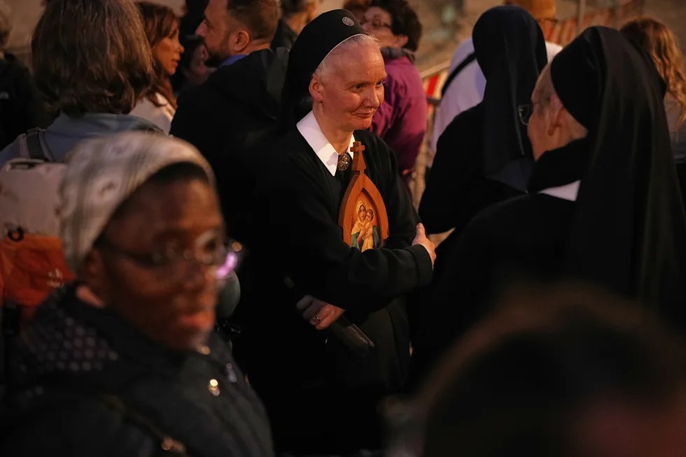 Joven monja se despide del papa Francisco después pasar horas en una fila junto a miles de&nbsp;fieles