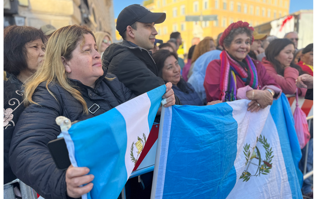 Migrantes guatemaltecos dieron el último adiós al Papa Francisco en&nbsp;Roma