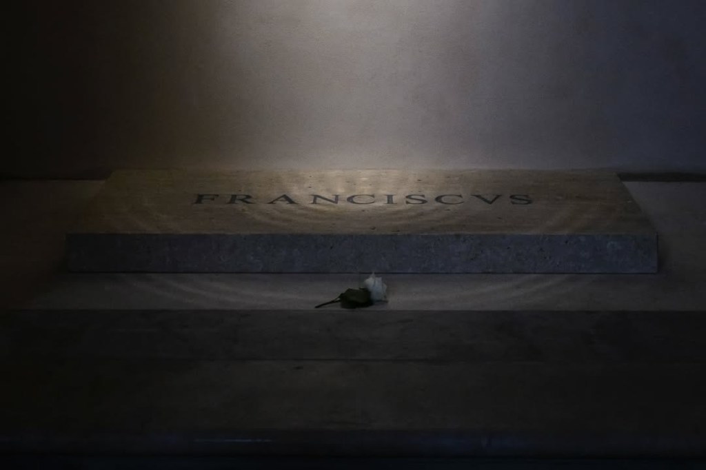 Fieles rinden homenaje al papa Francisco en su tumba abierta al público en&nbsp;Roma