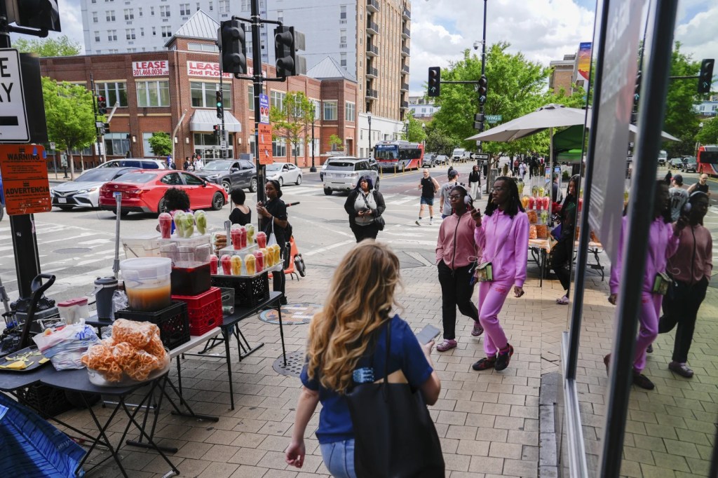«Frente al miedo, la comunidad se une: familias en D.C. se organizan ante rumores de redadas&nbsp;migratorias»