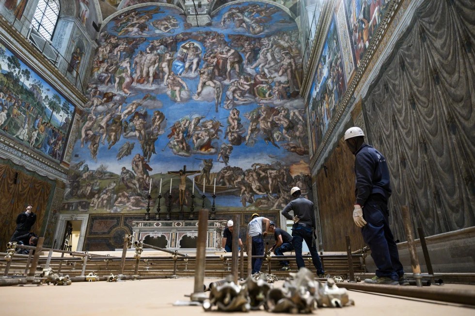 Trabajadores del Vaticano instalan la estufa donde se quemarán los votos durante el&nbsp;cónclave