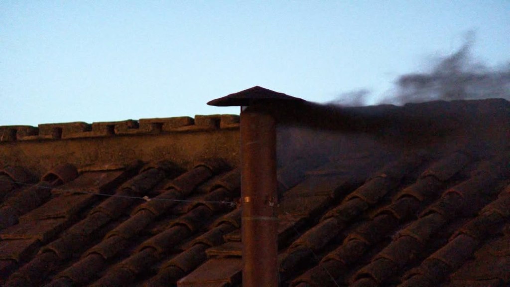 El humo negro se derrama desde la chimenea de la Capilla Sixtina, lo que indica que ningún papa fue elegido cuando se abre el&nbsp;cónclave