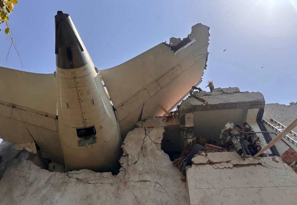 Tragedia aérea en India: Avión de Air India con 240 personas se estrella tras&nbsp;despegar