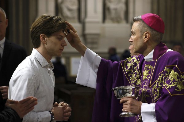Celebración del Miércoles de Ceniza en la Catedral de San&nbsp;Patricio