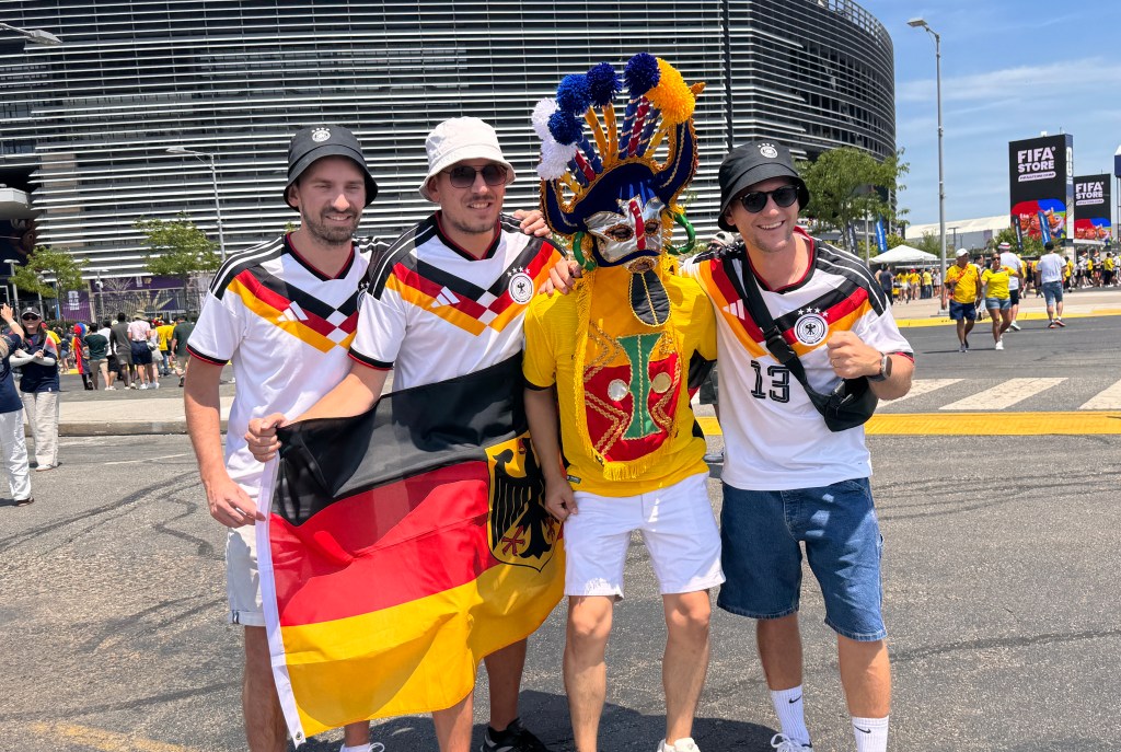 Banderas, unión y alegría destacan en el partido entre Ecuador vs.&nbsp;Alemania