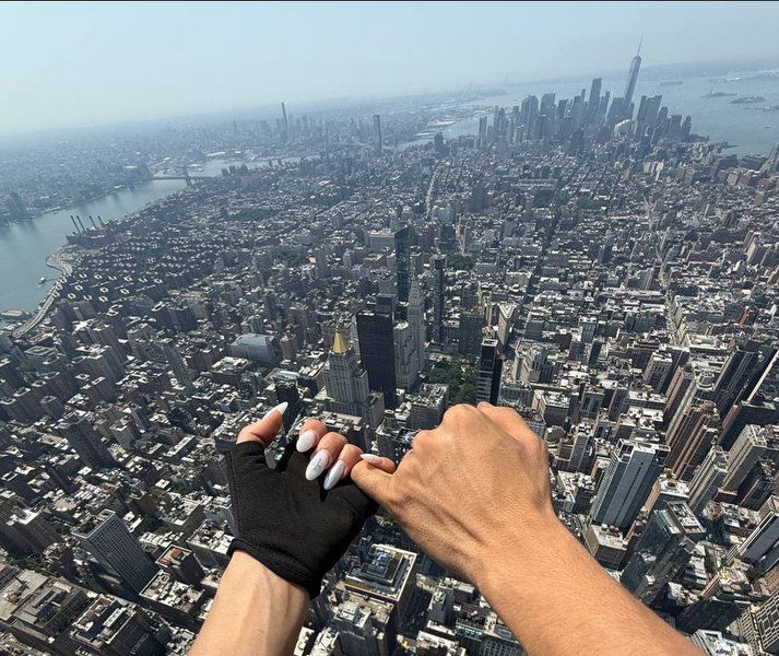 Escaladores despliegan bandera en Empire State Building