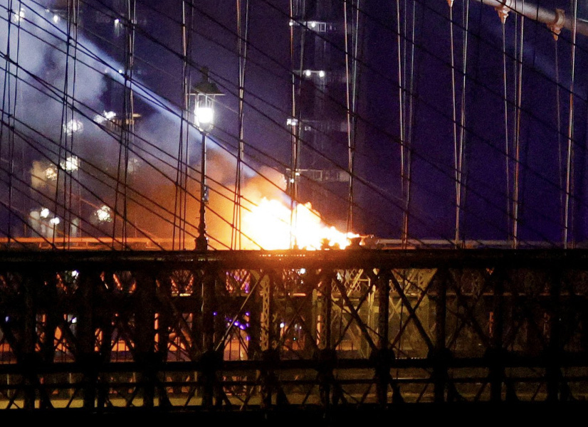 Incendio en el Puente de Brooklyn durante fuegos artificiales de&nbsp;Macy’s.