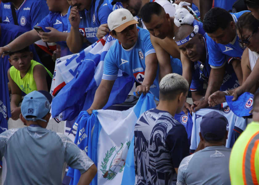 La bandera chapina que firmó Gabriel Fernández y ondeó en el&nbsp;estadio
